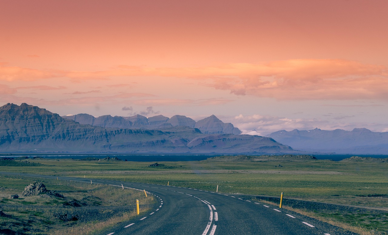 ontdek de vrijheid van een onvergetelijke roadtrip! verken adembenemende landschappen, gezellige stadjes en unieke ervaringen terwijl je de weg op gaat. perfect voor avontuurzoekers en reizigers die op zoek zijn naar nieuwe herinneringen.